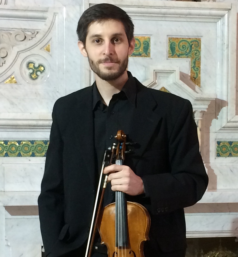 Profesor facundo de león con un violín en la mano