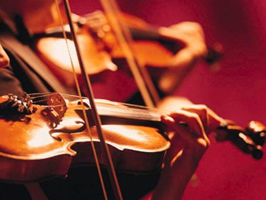 dos violines interpretados por un adolescente y un adulto, con fondo desenfocado